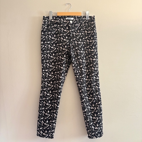 $19❄️ DKNY Black & Cream Leaf Patterned Skinny Ankle Jeans - Picture 1 of 12